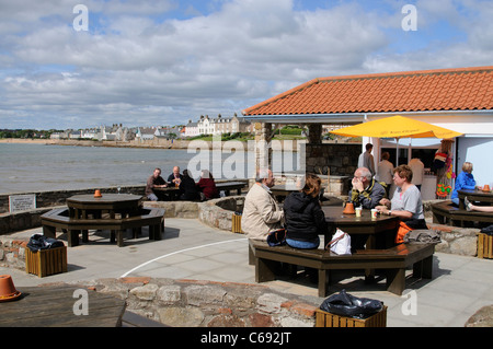 Cafe e i clienti si affacciano sul porto di Elie un scozzese resort costiero di Fife Scozia UK Foto Stock