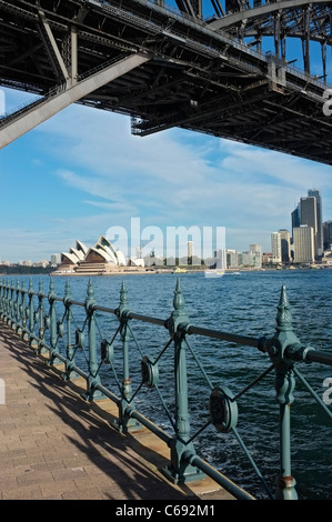 Sydney Harbour Bridge e Opera House dal North Shore, Milson punto, Australia Foto Stock