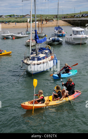 Per bambini Attività vacanze gara kayak intorno al porto di Elie un scozzese resort costiero di Fife Scozia UK Foto Stock