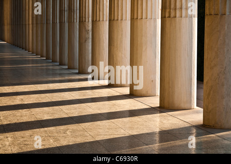 Dettaglio del portico colonnato della Stoa di Attalos sul sito dell'Antica Agorà di Atene, Grecia Foto Stock