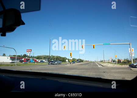 Guardando attraverso il parabrezza per auto avvicinando la luce di stop sulla giunzione a doppia carreggiata trans-Canada highway Brandon Manitoba Canada Foto Stock