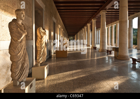 Il portico colonnato della Stoa di Attalos sul sito dell'Antica Agorà, che ospita il Museo di Agora, Atene, Grecia Foto Stock