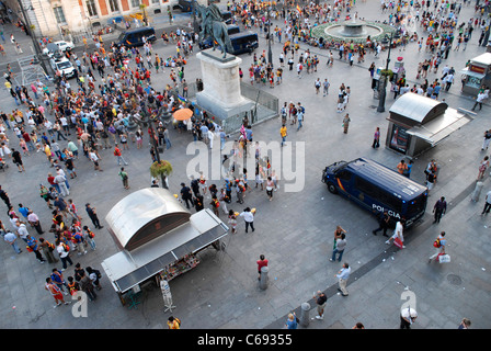 JMJ pellegrini a Puerta del Sol di Madrid, Spagna Foto Stock