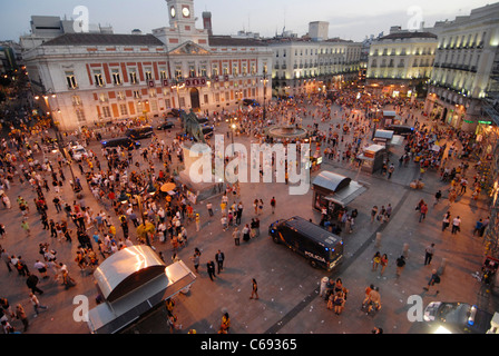 JMJ pellegrini a Puerta del Sol di Madrid, Spagna Foto Stock