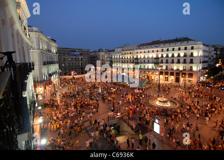 JMJ pellegrini a Puerta del Sol di Madrid, Spagna Foto Stock