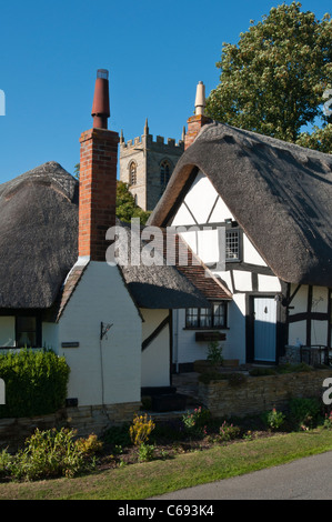 Tenpenny cottage e il villaggio chiesa in Welford on Avon Warwickshire. Regno Unito Foto Stock