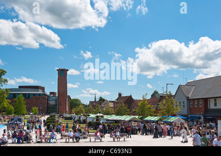 Stratford-upon-Avon Mercato con RSC theatre in background. Regno Unito. Foto Stock