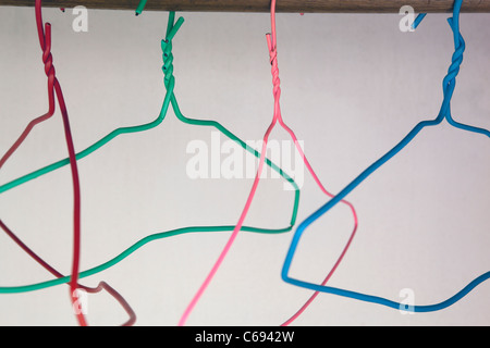 Filo appendiabiti appesi in armadio Foto Stock