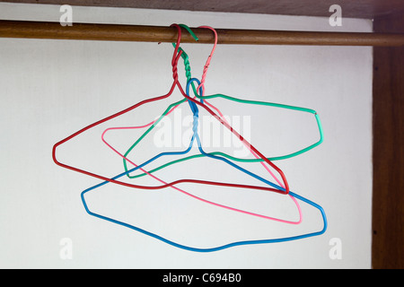 Filo appendiabiti appesi in armadio Foto Stock