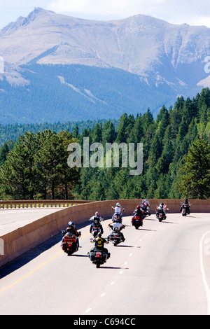 Parata di moto prende il via il xix salutiamo annuale ai veterani alla base del Pikes Peak Colorado. Foto Stock