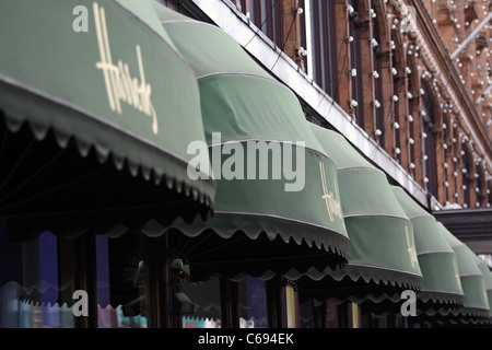 Le tende al di fuori di Harrods in Knightsbridge, Londra Foto Stock