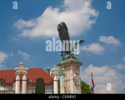 Statua di un'aquila che tiene una spada in cima il cancello del Palazzo Reale. La Collina del Castello, Budapest, Ungheria Foto Stock