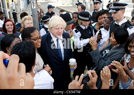 Boris Johnson sindaco di Londra incontra la folla dopo i tumulti di Croydon. Foto Stock