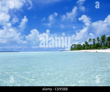 Isola tropicale, atollo di Aitutaki, Isole Cook, Oceano Pacifico del Sud Foto Stock