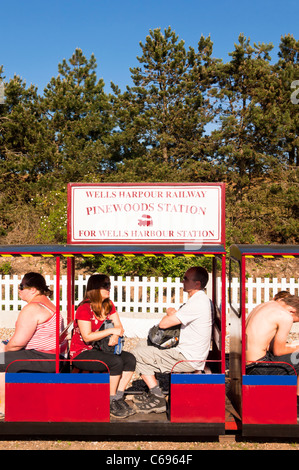 I pozzetti Harbour treno alla stazione di pinete a pinete Holiday Park a Wells-next-il-mare , Norfolk , Inghilterra , Regno Unito Foto Stock