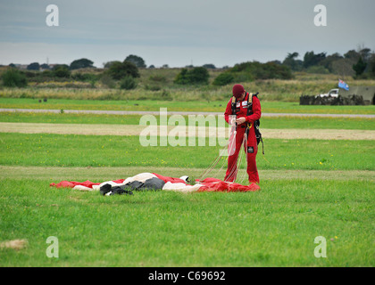 20/08/2010. Shoreham, UK. Un membro della Red Devils paracadute team display pacchetti via il suo paracadute alle seguenti norme di un salto in Airshow Shoreham. Airshow Shoreham è il più grande in Europa gestita da volontari. Tutti i proventi vanno alla Royal Air Force Association (RAFA). Credito Foto : Julie Edwards Foto Stock