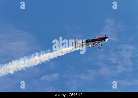 Un piano stunt esegue sulla baia di Swansea. Foto Stock