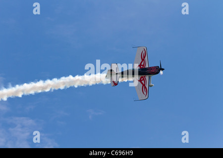 Un piano stunt esegue sulla baia di Swansea. Foto Stock