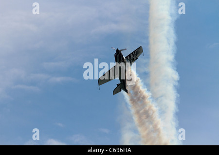 Un piano stunt esegue sulla baia di Swansea. Foto Stock