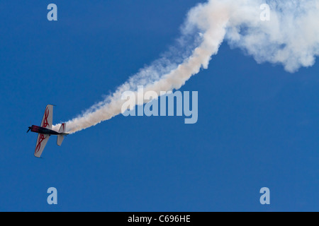 Un piano stunt esegue sulla baia di Swansea. Foto Stock