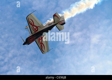 Un piano stunt esegue sulla baia di Swansea. Foto Stock