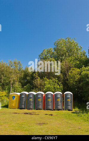Una fila di servizi igienici portatili su un sito di roulotte Del Regno Unito Foto Stock