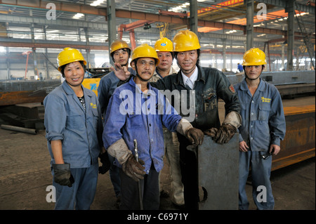 Hangzhou, nella provincia di Zhejiang, in Cina. Lavoratori siderurgici nel capannone di fabbricazione del gigante Triumpher acciaio opere di costruzione Foto Stock