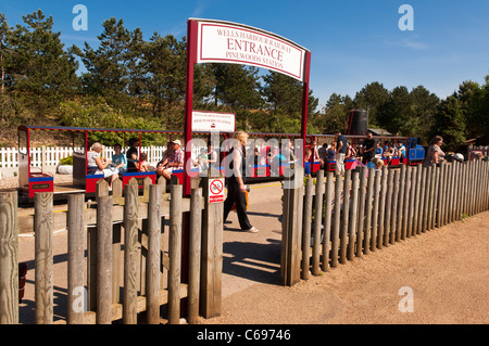 I pozzetti Harbour treno alla stazione di pinete a pinete Holiday Park a Wells-next-il-mare , Norfolk , Inghilterra , Regno Unito Foto Stock