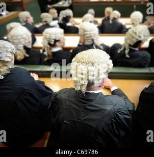 Immagine generica del tribunale: I membri del bar indossano i parrucche dei barristers. REGNO UNITO. Foto Stock