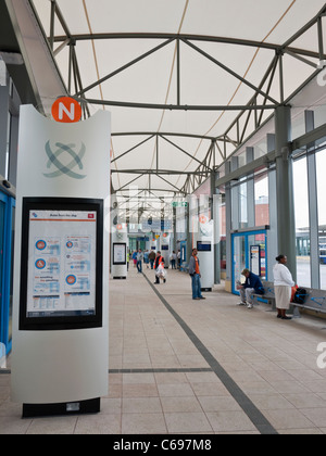 All'interno del nuovo Wolverhampton bus station, aperto nel 2011. Inghilterra, Regno Unito Foto Stock