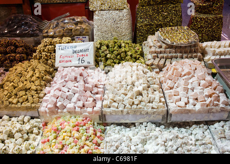 Tradizionale turca delizia dolci al Mercato delle Spezie Egiziano (Mercato) ad Istanbul in Turchia. Foto Stock