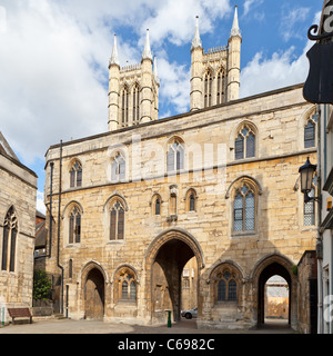 West vista laterale dello scacchiere Gate con la Cattedrale di Lincoln - Lincoln, Lincolnshire, Regno Unito, Europa Foto Stock