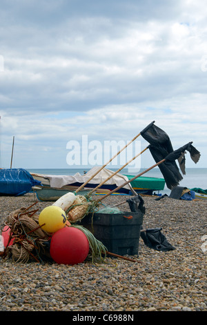 La spiaggia di birra, Devon, Inghilterra con barche per la pesca del granchio, pentole e altre apparecchiature. Alcune barche offrono la pesca dello sgombro viaggi. Foto Stock