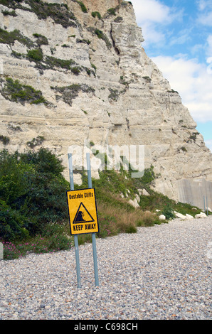 Chalk cliffs all'estremità orientale della baia e la spiaggia di birra, Devon, Inghilterra che mostra linee di accostamento e di pietra focaia incorporato Foto Stock