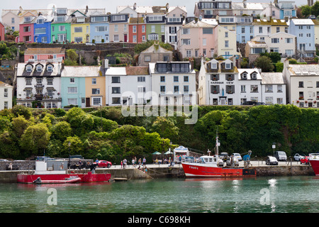 Case che si affacciano su porto di Brixham in Devon Foto Stock