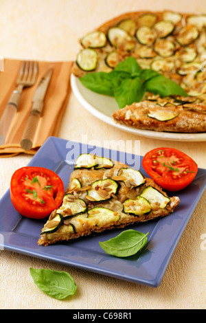 Pizza integrale con zucchine, ricetta disponibile. Foto Stock