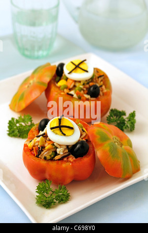Pomodorini ripieni con seitan e alghe. Ricetta disponibile. Foto Stock
