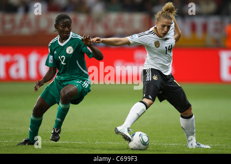 Kim Kulig della Germania (14) si allunga per la palla contro Sarah Michael della Nigeria (12) durante una partita del gruppo A della Coppa del mondo femminile FIFA il 30 giugno 2011 allo stadio della Coppa del mondo femminile FIFA di Francoforte, Germania. Solo per uso editoriale. Uso commerciale vietato. Foto Stock