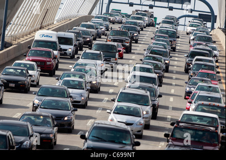 Heavy Rush Hour il traffico sul ponte Zakim in Boston Foto Stock