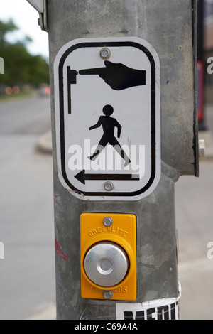 Premere il pulsante al passaggio pedonale crosswalk street Road Winnipeg Manitoba Canada Foto Stock