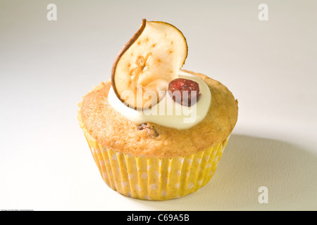 Pera muffin o cupcake isolato su bianco Foto Stock