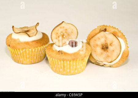 3 pera muffin predisposti e isolato su bianco Foto Stock