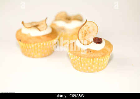 3 pera muffin predisposti e isolato su bianco Foto Stock