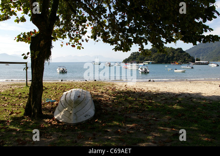 Vista di Vila do Porto Abrao sull isola tropicale di Ilha Grande, Brasile Foto Stock