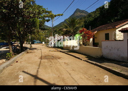 Tipica strada in Vila do Abrao sull isola tropicale di Ilha Grande, Brasile Foto Stock