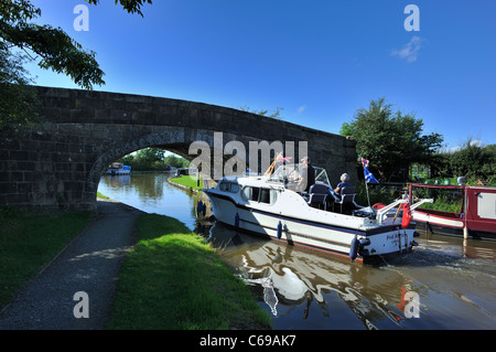 Un modo piacevole per trascorrere una domenica pomeriggio in Lancaster Canal a Garstang Lancashire Foto Stock