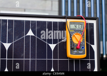 Vendita di energia solare al ventottesimo Southport Flower Show Showground Victoria Park, 2011 Southport, Merseyside, Regno Unito Foto Stock