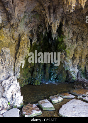 Parigi, Francia, all'interno della grotta nel parco urbano, "Bois de Vincennes' estate 'Giardino grotte' Foto Stock