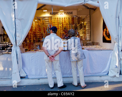 Parigi, Francia, turistico paio posteriore, lo Shopping di Natale a russo di stallo di gioielli sulla strada del mercato di Saint Germain des Pres distretto 'Ambre de Russie' Street vendor Foto Stock