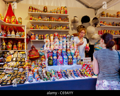 Parigi, Francia, Donna Shopping in bambole russe in stallo sulla strada del mercato di 'Saint Germain des Pres" District, fornitore Foto Stock